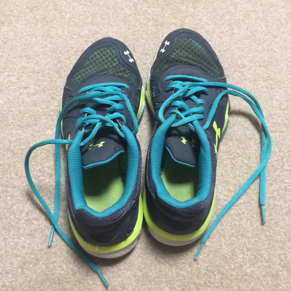 Tennis shoes